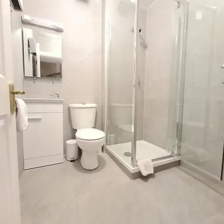 Large 5 Bedroom, Centre Daire *